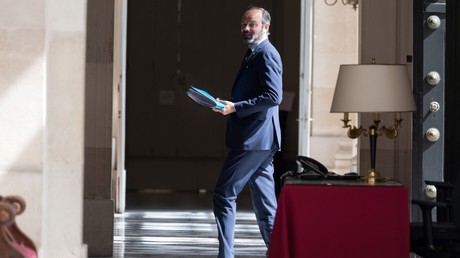 Edouard Philippe dans les couloirs de l'Assemblée nationale le 21 avril.