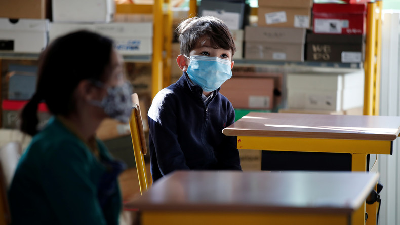 Covid-19 : enseignants et élèves sont-ils tenus de ne pas critiquer le gouvernement en classe ?