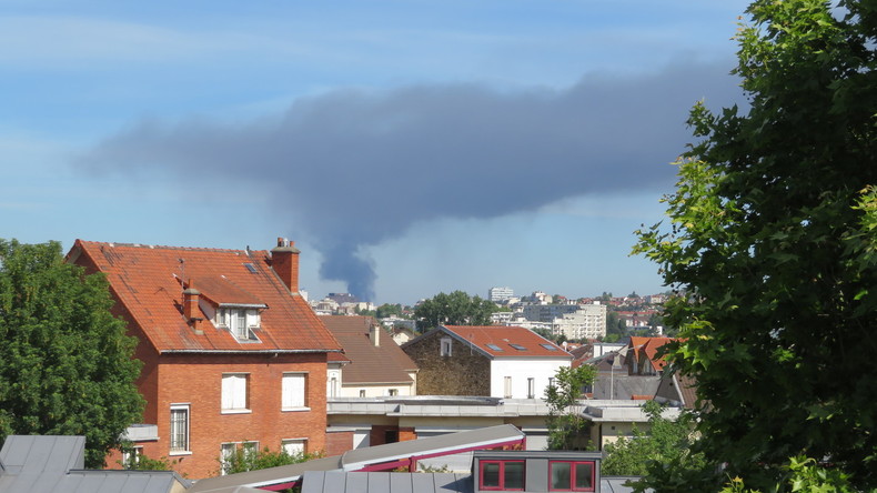 Un incendie au Blanc-Mesnil cause un important panache de fumée dans le nord-est de l'Ile-de-France