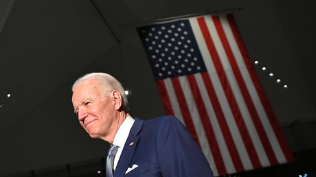 Le candidat démocrate Joe Biden fraîchement investi sort du musée de la Constitution à Philadelphie en Pennsylvanie le 10 mars 2020 (image d'illustration).