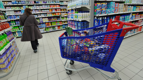 Une personne fait ses courses, le 20 janvier 2012, dans un supermarché (image d'illustration).