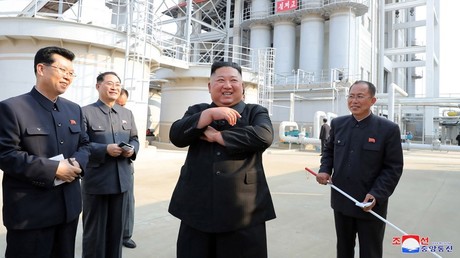 Kim Jong-un réapparaît tout sourire après plusieurs semaines d’absence (PHOTOS)
