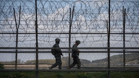 Soldats sud-coréens devant un grillage de la zone démilitarisée (image d'illustration).