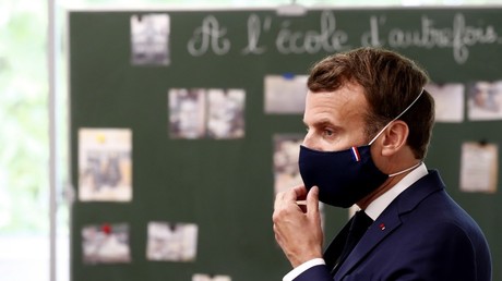 Visite de Macron dans une école : les internautes relèvent des entorses aux gestes barrières