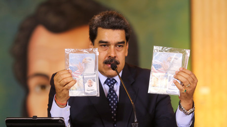 Des documents personnels sont montrés par le président du Venezuela, Nicolas Maduro, lors d'une conférence de presse virtuelle à Caracas, Venezuela, le 6 mai 2020.