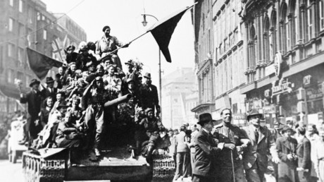 Les libérateurs au drapeau rouge