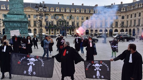 «Obsèques de la justice» : des avocats bravent les restrictions pour manifester à Paris
