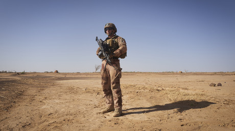 Un caporal français déployé au sein de l'opération prend la pose, à Soum (Nord du Burkina Faso), le 12 novembre 2019 (image d'illustration).