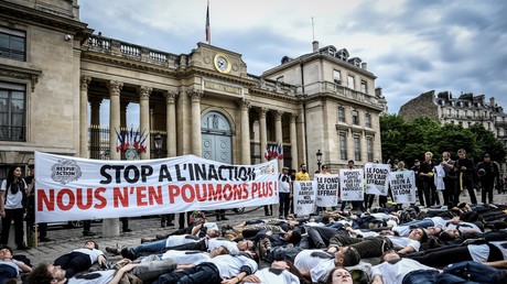 Des militants de l'association ANV-COP 21 pour le climat le 4 juin 2019 devant l'Assemblée nationale française à Paris (illustration).