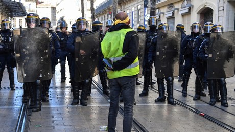 Un manifestant Gilet jaune face à des CRS à Montpellier le 9 novembre 2019 (image d'illustration).