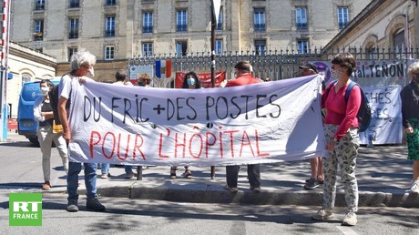 Rassemblement devant l’hôpital Tenon à Paris (XXe), le 20 mai.