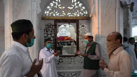 Des musulmans portant des masques faciaux prient au sanctuaire Data Darbar de Saint Syed Ali bin Osman Al-Hajvery, populairement connu sous le nom de Data Ganj Bakhsh, à Lahore le 21 mai 2020. (image d'illustration)