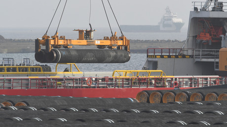 Des tubes pour la construction du gazoduc Nord Stream 2 sont chargés sur un navire sur l'île de Ruegen en Mer Baltique au nord-est de l'Allemagne, le 12 décembre 2019 (illustration).