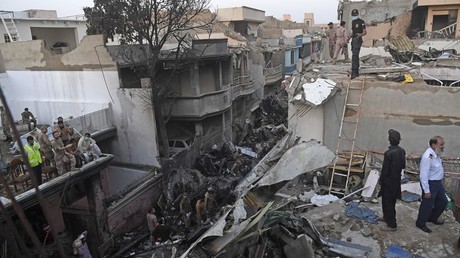 Pakistan : un Airbus A320 avec une centaine de personnes à bord s’écrase sur un quartier résidentiel