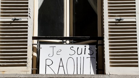 Pancarte honorant Didier Raoult à une fenêtre à Paris en avril.