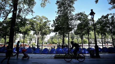 Paris : un nouveau camp de migrants s'installe au bassin de la Villette