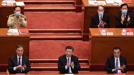 Le président chinois Xi Jinping, le Premier ministre Li Keqiang et le président de la Conférence consultative politique du peuple chinois (CCPPC) Wang Yang lors de la séance de clôture de l'Assemblée populaire nationale à la Grande salle du peuple à Pékin le 28 mai 2020.