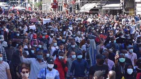Gaz lacrymogène et heurts dans une manifestation à Paris en soutien aux migrants et aux sans-papiers
