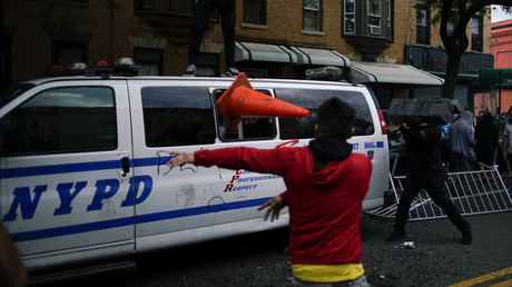 New York : encerclées, deux voitures de police accélèrent et percutent des manifestants (VIDEOS)