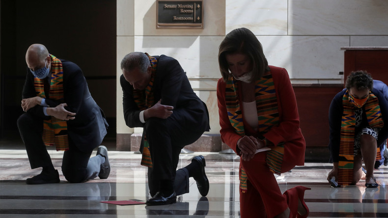 Des démocrates s'agenouillent au Congrès américain en hommage à George Floyd (IMAGES)