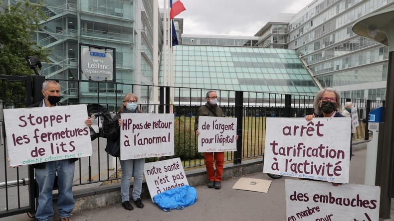 Santé : manifestation de soignants qui réclament plus de moyens pour l'hôpital public