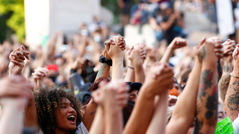 Après la mort de Floyd, une éditorialiste du Monde rêve d’une réunification occidentale par la base
