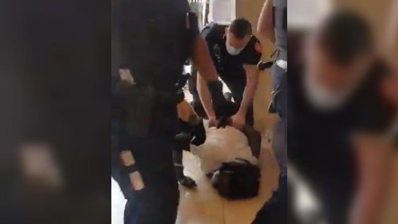 Une femme se disant enceinte plaquée au sol sur le ventre par des agents de la sûreté ferroviaire