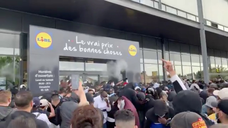 Yvelines : une promotion sur la PS4 dégénère, du gaz lacrymogène employé contre la foule