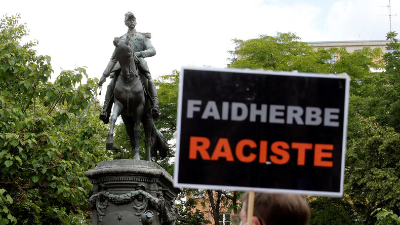 Lille : des activistes manifestent pour le retrait de la statue du général Louis Faidherbe