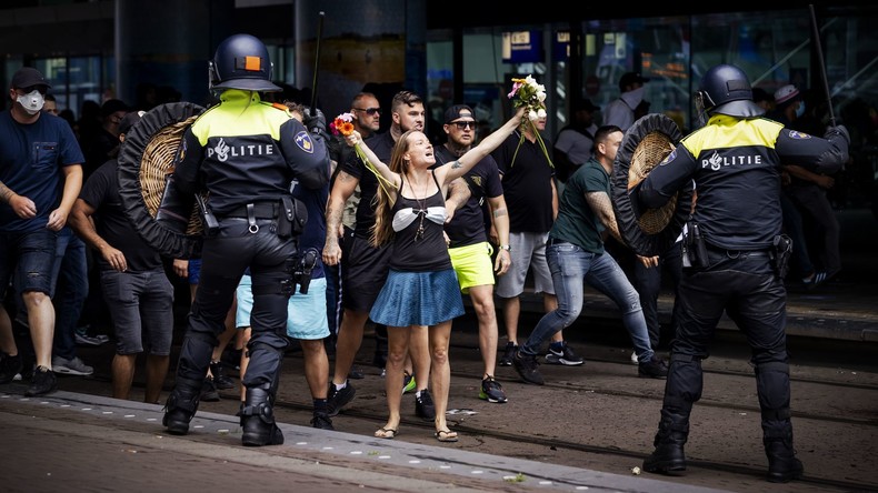 Canon à eau, police à cheval et heurts après une manifestation anti-confinement aux Pays-Bas