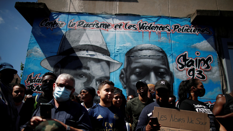 Fresque Traoré et Floyd : le comité Adama manifeste à Stains, les policiers à Bobigny