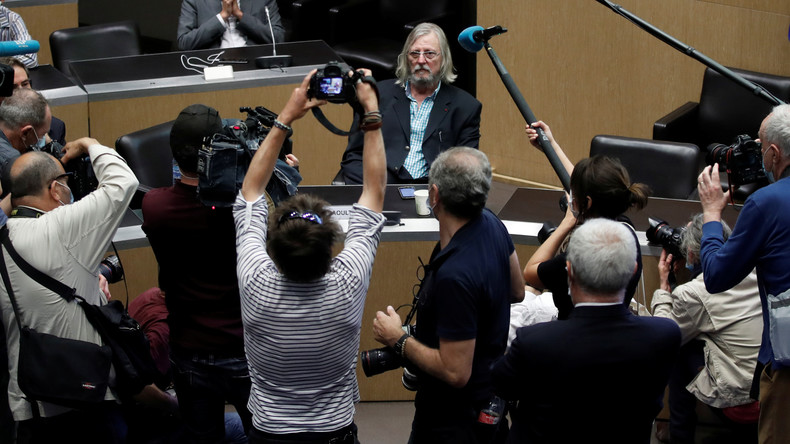 «Je vais me lever et m'en aller» : clash entre Raoult et Bourdin en pleine interview
