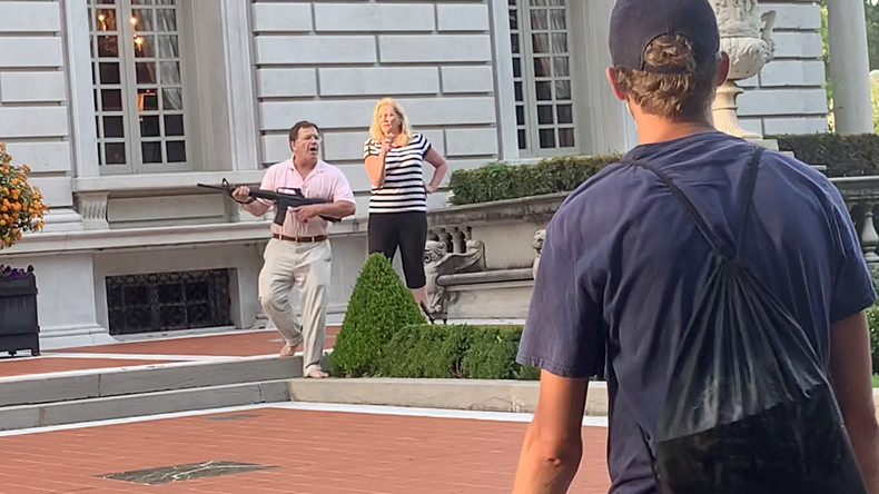 Etats-Unis : face-à-face tendu entre des manifestants et un couple de sexagénaires armés (VIDEO)