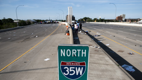 Minneapolis : un camionneur accélère en direction de manifestants et se fait sortir de son véhicule