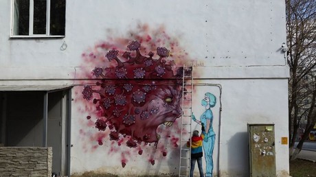En Russie, des graffitis louent les combattants de la lutte contre le coronavirus