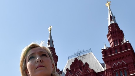 Marine Le Pen visite la place Rouge de Moscou avant une rencontre avec Sergueï Narychkine le 26 mai 2015.