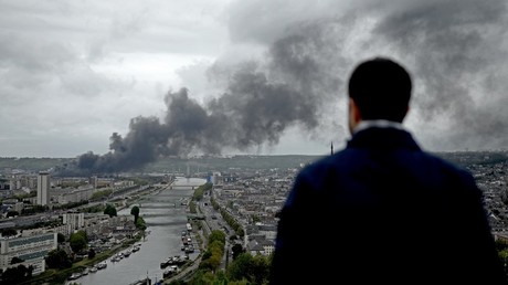 Un homme observe l’incendie de l'usine Lubrizol de Rouen, le 26 septembre 2019, en Normandie (image illustration).