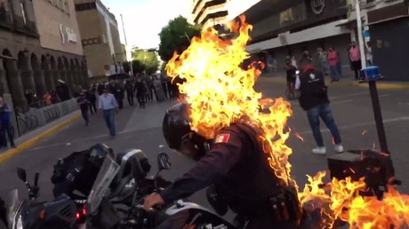 Mexique : un homme asperge un policier de liquide inflammable avant d'y mettre le feu