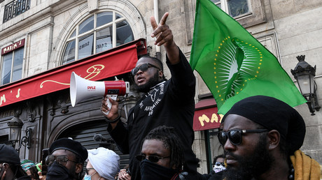 Un membre de la Ligue de défense noire africaine (LDNA) manifeste près de l'ambassade des Etats-Unis à Paris le 6 juin.