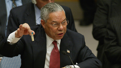 Le secrétaire d'Etat américain Colin Powell brandit une fiole qui, selon lui, contenait de l'anthrax, alors qu'il s'adresse au Conseil de sécurité des Nations Unies le 5 février 2003 aux Nations Unies à New York (image d'illustration).
