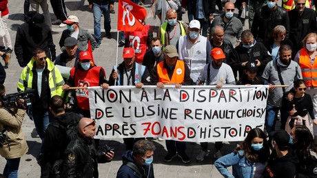 Des salariés de l'usine Renault de Choisy-Le-Roi manifestent, le 6 juin 2020 à Choisy-Le-Roi, pour protester contre le projet du constructeur automobile français de supprimer près de 15 000 emplois d'ici 2022, dont 4 600 au cœur de ses activités françaises (illustration).
