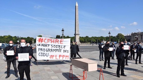 Des professionnels de l'événementiel et du tourisme inquiets manifestent à Paris