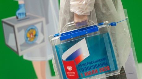L'urne transportable pour le référendum national sur la réforme constitutionnelle