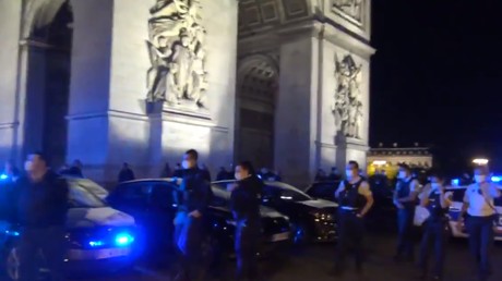 Des policiers manifestent devant l'Arc de Triomphe dans la nuit du 13 au 14 juin 2020.