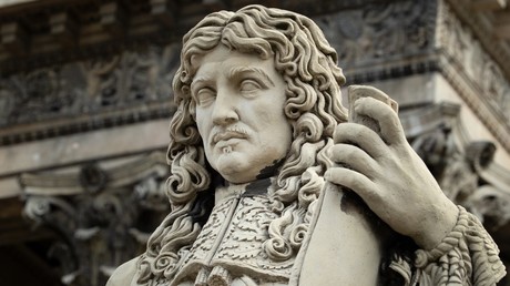 Macron : «La République n'effacera aucune trace ni aucun nom de son histoire»