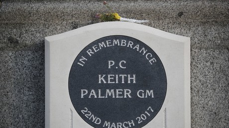 Londres : un homme accusé d'avoir uriné sur une plaque en hommage à un policier tué en 2017