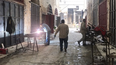 Des habitants d'Al-Hamdaniya, dans la banlieue d'Alep, travaillent à la reconstruction de bâtiments endommagés, en avril 2020 (image d'illustration)