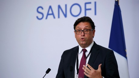 Paul Hudson, PDG de Sanofi, prononce un discours après une visite du président français à Marcy-l'Etoile en région lyonnaise le 16 juin 2020.