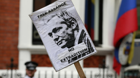 Une pancarte tenue par un partisan de Julian Assange devant l'ambassade de l'Equateur à Londres, le 16 août 2012.