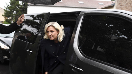 Des individus masqués s'en prennent au convoi de Marine Le Pen à Dijon